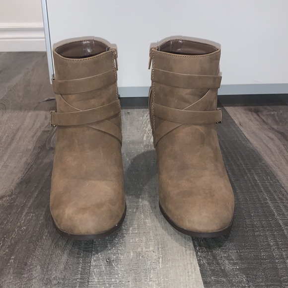 Women’s heeled boots, size 10. - Picture 2 of 9